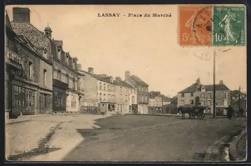 AK Lassay, Place du Marché animée avec charrette et bâtiments historiques