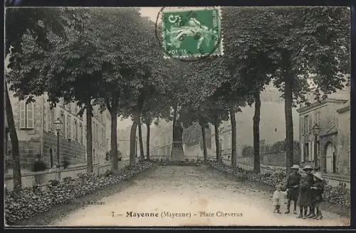 AK Mayenne /Mayenne, Place Cheverus avec enfants sur le côté de la rue
