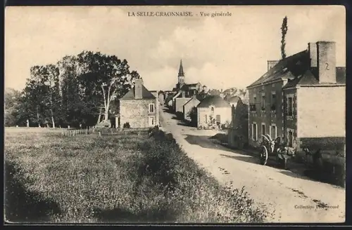 AK La Selle-Craonnaise, Vue générale du village avec route et maisons en pierre