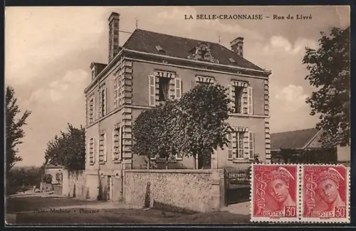 AK La Selle-Craonnaise, Rue de Livré avec maison élégante et arbres alignés