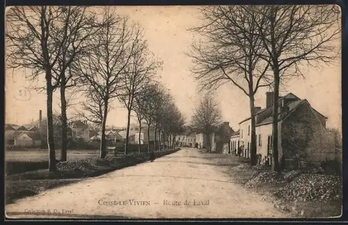 AK Cossé-le-Vivien, Route de Laval bordée d`arbres et maisons rurales