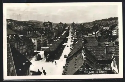 AK La Chaux-de-Fonds, Rue Léopold Robert, Strassenpartie mit Strassenbahn