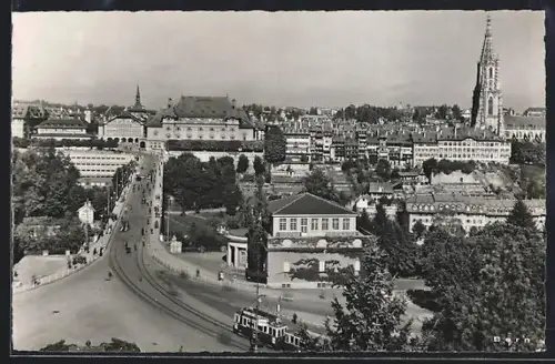 AK Bern, Strassenpartie mit Strassenbahn, Im Hintergrund Kirche