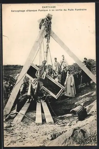 AK Carthage, Sarcophage d'époque Punique à sa sortie du Puits Funéraire