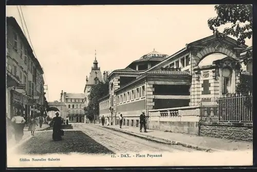 AK Dax, Place Poyanné avec architecture historique et passants