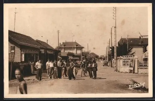 AK Mimizan-Plage /Landes, Scène animée avec passants devant le tabac et le casino