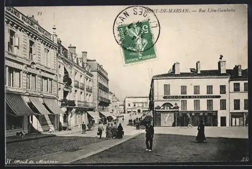 AK Mont-de-Marsan, Rue Léon-Gambetta et la facade de la Renaissance