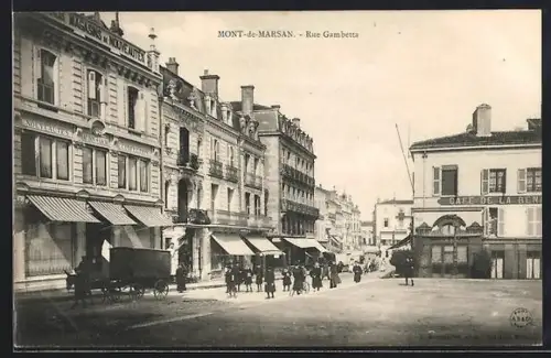AK Mont-de-Marsan, Rue Gambetta avec commerces et passants