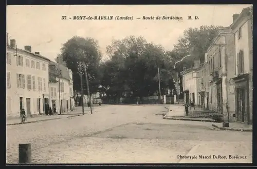 AK Mont-de-Marsan /Landes, Route de Bordeaux avec bâtiments historiques et arbres majestueux