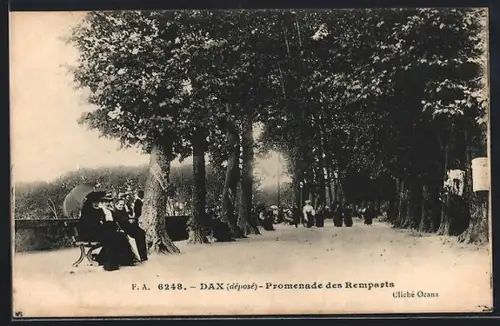 AK Dax, Promenade des Remparts avec des gens assis et marchant sous les arbres