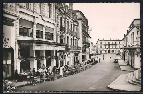 AK Mont-de-Marsan, Animation rue Gambetta avec terrasses de café