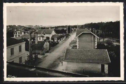 AK Mimizan-Plage /Landes, Rue de la Poste avec maisons et forêt en arrière-plan