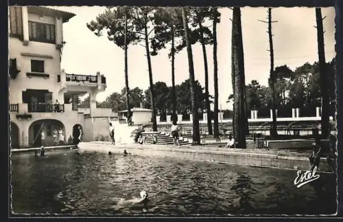 AK Hossegor, La Piscine du Sporting-Casino avec baigneurs et pins environnants