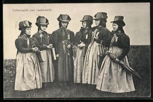 AK Gruppenfoto von Frauen in Lauterbacher Tracht