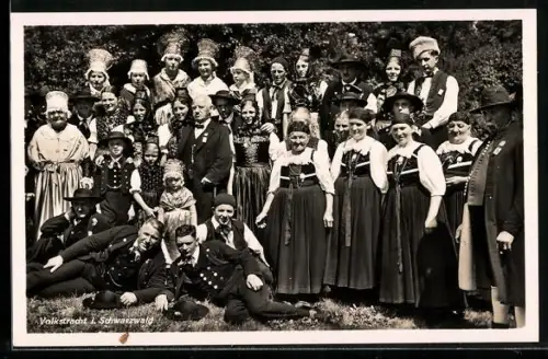 AK Gruppenbild in Volkstracht im Schwarzwald
