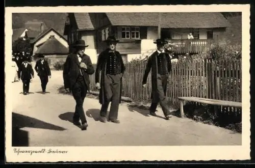 AK Schwarzwald-Bauern in traditioneller Trachtenkleidung
