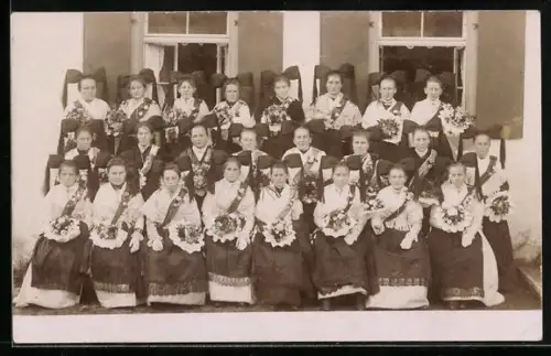 AK Gruppe von Frauen in Schwarzwälder Tracht