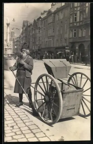 Foto-AK Innsbruck, Strassenkehrer in der Maria-Therienstrasse, Stadttyp