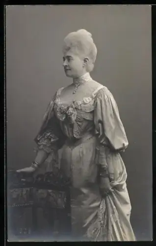 Foto-AK Halbportrait Prinzessin Friederike von Hannover im Kleid