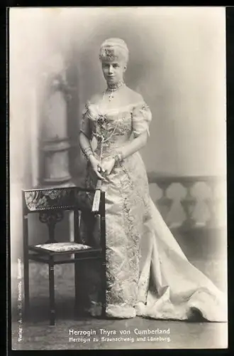 AK Herzogin Thyra von Cumberland, Herzogin zu Braunschweig u. Lüneburg im Kleid mit Fächer