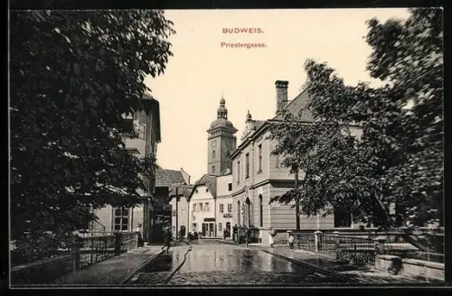 AK Budweis, Priestergasse mit Passanten