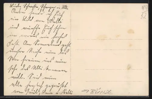 Foto-AK Knabe im Flugzeug über einer Stadt, Studiokulisse