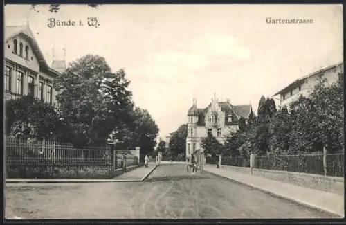 AK Bünde i. W., Gartenstrasse mit Fahrradfahrer