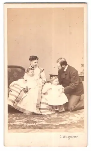 Fotografie L. Angerer, Wien, Portrait Marie Theresia von Österreich mit Herzog Philipp von Württemberg mit Kindern