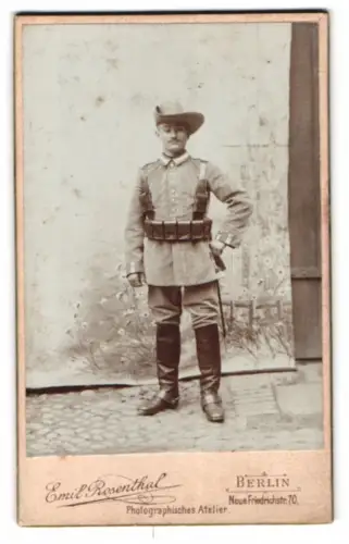 Fotografie Emil Rosenthal, Berlin, DSWA Soldat in Uniform mit Südwester