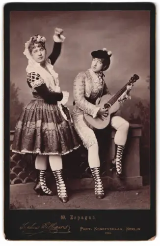 Fotografie Sophus Williams, Berlin, zwei junge Spanierinnen in Tracht mit Gitarre beim Tanzen