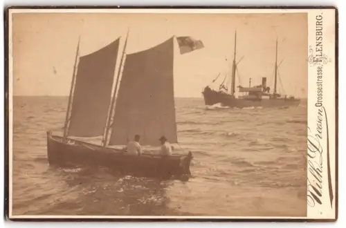 Fotografie Wilh. Dreese, Flensburg, Fischerboot und Segelboot auf dem Meer