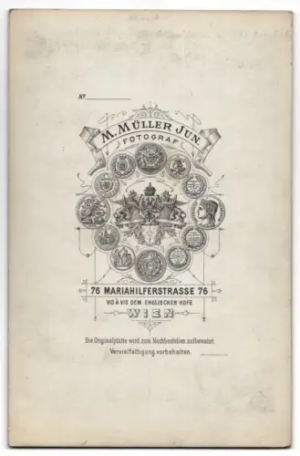 Fotografie Müller jun., Wien, hübsche junge Frau Lena im verzierten Kleid mit Fächer und Kruzifix Halskette