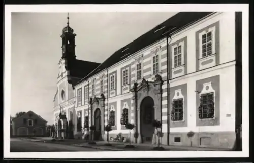 AK Police n. Met., Kostel s klásterem