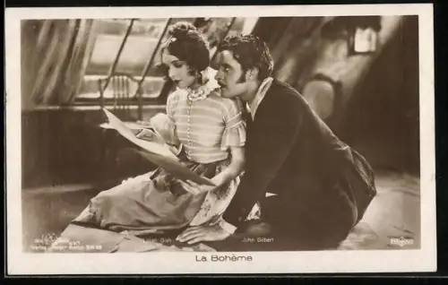 AK Filmszene aus La Boheme, Frau liest Briefe, Mann sitzt hinter ihr