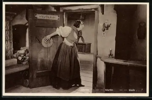 AK Filmszene aus Der sündige Hof, Lona und ihr Knecht