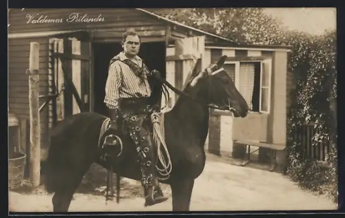 AK Valdemar Psilander zu Pferde vor einem Gebäude