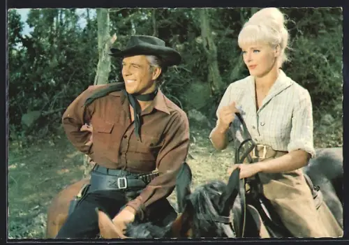 AK Filmszene aus Karl Mays Unter Geiern, Elke Sommer und Götz George