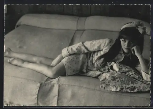 AK Schauspielerin Claudia Cardinale liegt auf dem Bett