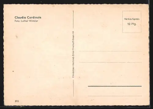 AK Schauspielerin Claudia Cardinale liegt auf dem Bett