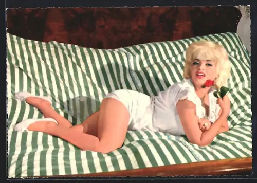AK Pin-Up-Girl Jayne Mansfield auf einem Bett liegend
