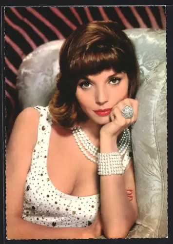 AK Schauspielerin Elsa Martinelli teuer gekleidet mit roten Haaren