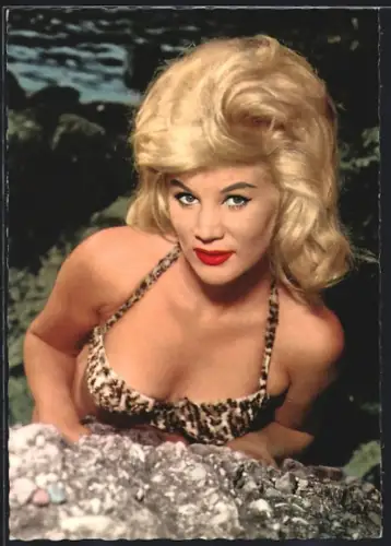 AK Birgit Bergen im Leoparden-Bikini zwischen Felsen am Wasser
