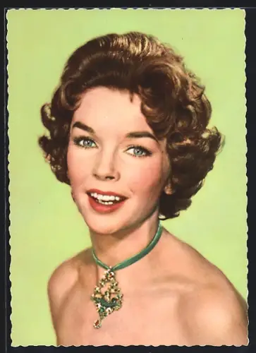 AK Schauspielerin Dawn Addams schulterfrei mit Halschmuck