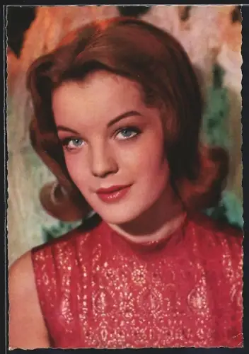 AK Schauspielerin Romy Schneider in roter bestickter Bluse