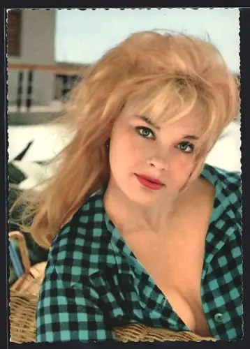 AK Elke Sommer, Portrait der Schauspielerin mit wehenden Haaren und offener Bluse