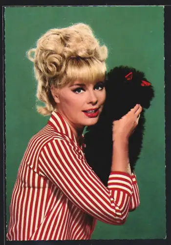 AK Schauspielerin Elke Sommer mit ihrem Hund