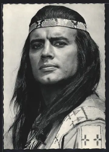 AK Schauspieler Pierre Brice im Indianerkostüm