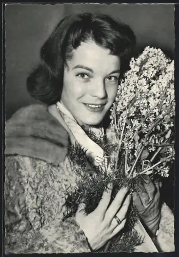 AK Schauspielerin Romy Schneider im Wollmantel mit Pelz