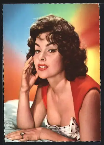 AK Schauspielerin Mara Lane im tief dekolletierten Kleid