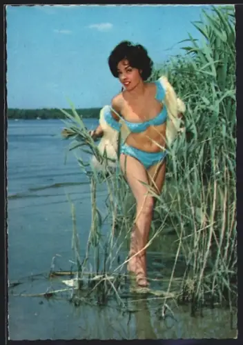 AK Mara Lane in Bikini und Jäckchen an einem Seeufer
